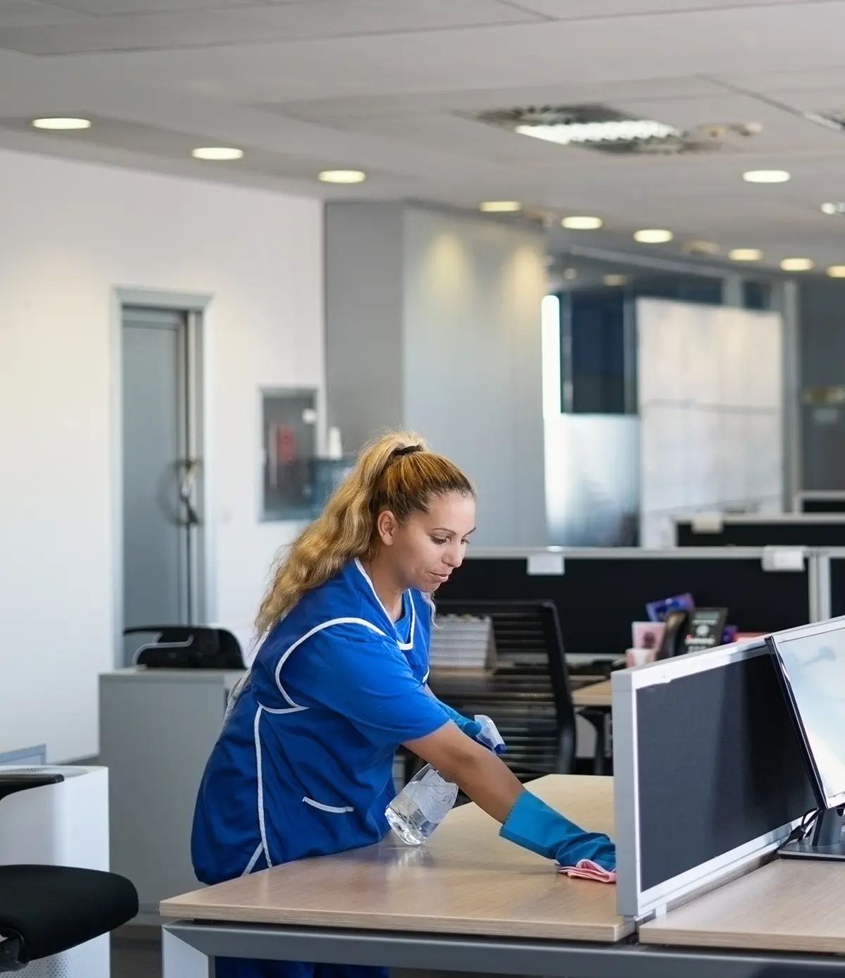 Reinigungskräfte reinigen leere Büroräume.